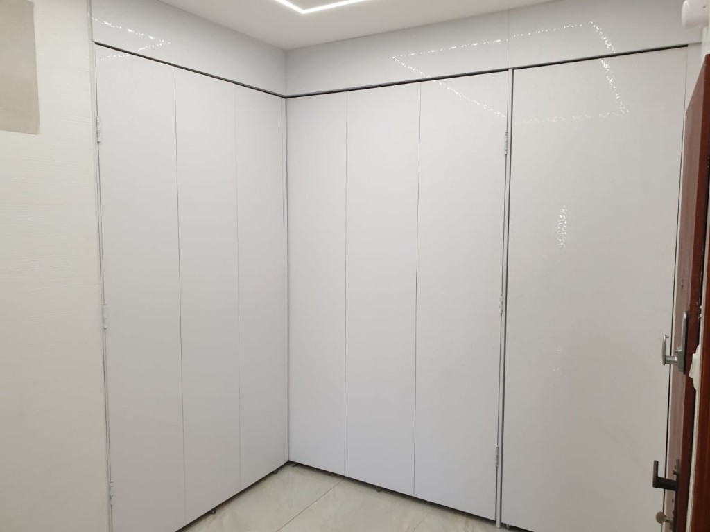 סגירת חלל מטבח, מחיצת עץ מתקפלת שלייפלק - ג.ט מחיצות ודקורציה