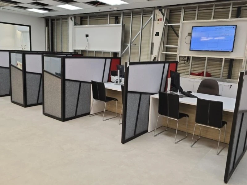 מחיצות אופן ספייס צבעוניות לחברה באזור המרכז